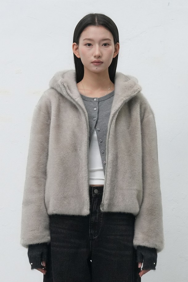 **[25FW] WOMAN 하이넥 페이크 퍼 후드 집업 [2COL] / WBE4L07538**

부드러운 촉감의 페이크 퍼 소재로 제작된 여성용 하이넥 후드 집업입니다. 브라운과 베이지 두 가지 색상으로 출시되어 다양한 스타일 연출이 가능합니다. 캐주얼한 무드의 무지 디자인으로, 가을과 겨울에 따뜻하게 착용할 수 있습니다. 레귤러핏 크롭 기장으로 편안함과 스타일리시함을 동시에 만족시킵니다. 긴 소매와 두꺼운 두께감으로 보온성을 높였습니다.
