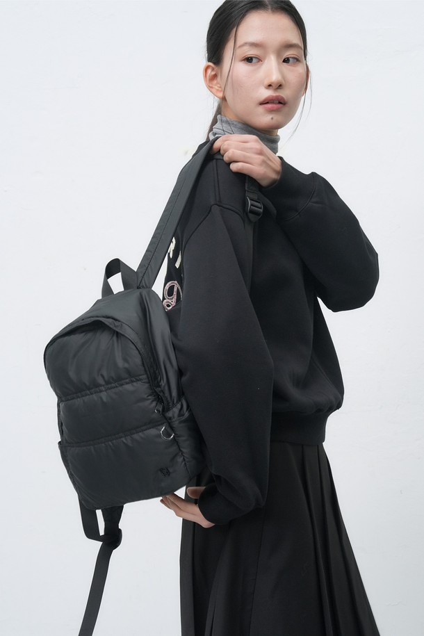 25FW WOMAN 패디드 미니 백팩 [2COL] / WBE4L92514는 여성들을 위한 미니 사이즈 백팩입니다. 나일론 소재의 무지 디자인으로, 패딩 디테일이 돋보이는 사각 형태의 백팩입니다. 블랙 색상으로 출시되었으며, 지퍼형 잠금 방식으로 내용물을 안전하게 보관할 수 있습니다. 미니멀, 캐주얼, 시크 스타일을 추구하는 분들께 추천하며, 출근룩에도 잘 어울립니다. 일상생활에서 간편하게 사용할 수 있는 실용적인 가방입니다.
