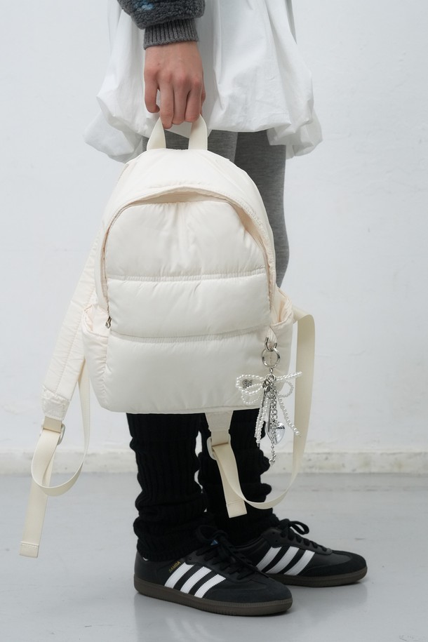 [25FW] WOMAN 패디드 미니 백팩 [2COL]는 여성용 미니 백팩입니다. 나일론과 폴리에스테르 소재로 제작되었으며, 숄더 스트랩과 지퍼형 잠금 방식으로 편의성을 높였습니다. 넉넉한 수납 공간과 패딩 디자인으로 캐주얼하고 미니멀한 스타일을 연출할 수 있습니다. 무지 디자인에 사각 모양으로 제작되어 데일리 백으로 활용하기 좋습니다. 일상생활에서 가볍게 멜 수 있는 실용적인 백팩입니다.