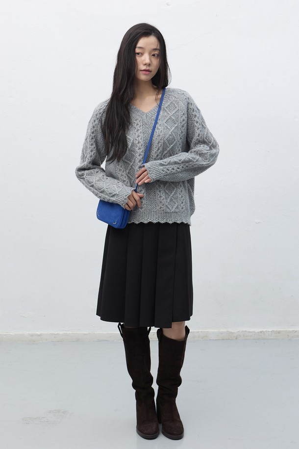 세련된 스타일을 완성할 여성용 아코디언 크로스 백입니다. 블랙, 핑크, 블루 3가지 다채로운 색상으로 출시되어, 시크, 미니멀, 클래식한 스타일을 연출하기 좋습니다. 데이트룩, 모임룩에 매치하여 세련된 분위기를 더해보세요. 사각 디자인에 스터드/찡 장식이 포인트로 더해져 트렌디함을 강조합니다. 일상생활에서 유용하게 사용할 수 있는 아이템입니다.
