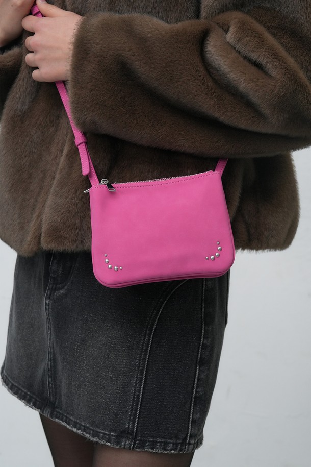 세련된 디자인의 여성용 아코디언 크로스 백입니다. 부드러운 합성가죽 소재로 제작되었으며, 미디엄 사이즈로 실용성을 더했습니다. 무지 패턴에 스터드/찡 장식으로 포인트를 주어 캐주얼하면서도 미니멀한 스타일을 연출합니다. 블랙, 핑크, 블루 3가지 다채로운 컬러로 출시되었으며, 지퍼형 잠금 방식으로 소지품을 안전하게 보관할 수 있습니다. 일상생활에서 데일리 백으로 활용하기 좋은 아이템입니다.
