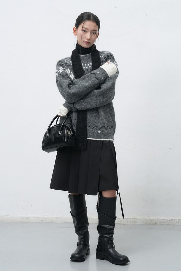 [25FW] WOMAN 라운드 미니 토트백 [2COL] / WBE4L92525는 여성용 토트백입니다. 심플하고 세련된 블랙 컬러의 미니 사이즈 가방으로, 합성가죽 소재에 라운드 디자인이 돋보입니다. 무지 패턴에 사각형 모양으로, 출근룩이나 모임룩 등 다양한 TPO에 활용 가능합니다. 지퍼형 잠금 방식으로 소지품을 안전하게 보관하며, 미니멀, 클래식, 시크 스타일을 즐기는 여성에게 추천합니다.
