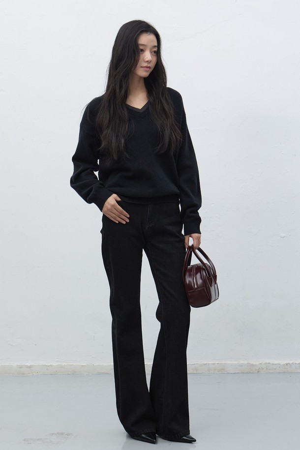 세련된 여성의 스타일을 완성해 줄 [25FW] WOMAN 라운드 미니 토트백입니다. 부드러운 합성가죽 소재로 제작되었으며, 라운드 디자인과 사각 쉐입이 조화롭게 어우러져 클래식, 미니멀, 시크한 분위기를 연출합니다. 데이트룩, 모임룩 등 다양한 TPO에 활용하기 좋으며, 미니멀한 사이즈에 지퍼형 잠금 방식으로 소지품을 안전하게 보관할 수 있습니다. 와인 컬러가 세련된 무드를 더하며, 핸들 디자인으로 실용성을 높였습니다.
