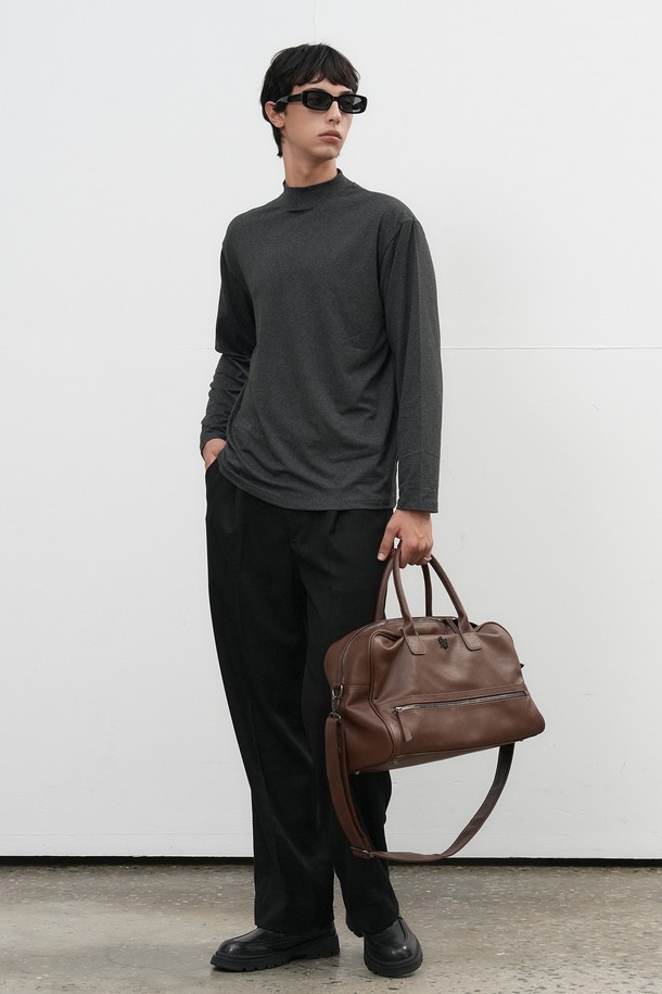 25FW MAN 히트젯 하프넥 티셔츠는 가을, 겨울 시즌에 어울리는 남성용 티셔츠입니다. 블랙, 그레이 두 가지 색상으로 출시되었으며, 베이직하고 미니멀한 스타일을 추구합니다. 하프넥 디자인에 긴소매, 레귤러핏으로 제작되었으며, 두꺼운 두께감으로 보온성을 높였습니다. 히트젯 기능성 소재를 사용하여 발열 및 보온 기능을 제공하며, 출근룩, 미니멀, 클래식, 캐주얼 스타일을 연출하기 좋습니다. 부드러운 촉감이 특징인 무지 티셔츠입니다.
