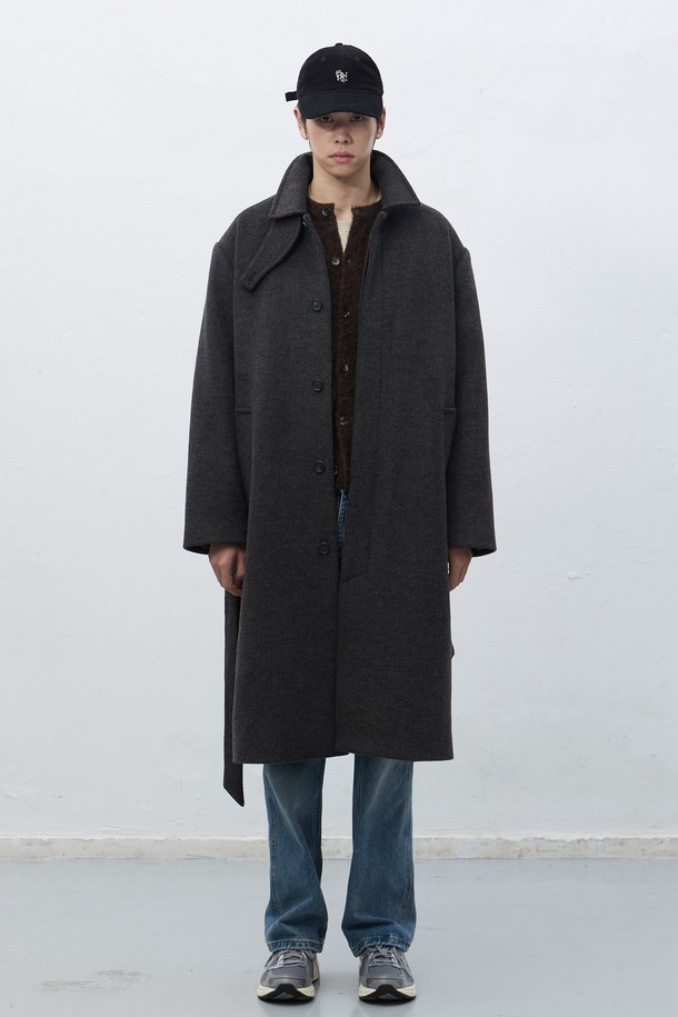 [25FW] MAN 울 블렌디드 발마칸 롱 코트 [2COL]는 다크 브라운, 모카 두 가지 색상으로 출시되었습니다. 미니멀하고 클래식한 스타일의 남성용 발마칸 코트로, 가을과 겨울에 착용하기 좋습니다. 울, 폴리에스테르, 아크릴, 나일론, 레이온, 면 등 다양한 소재가 혼방되어 두꺼운 두께감을 자랑하며, 깔끔한 실루엣과 트윌 텍스처 원단이 특징입니다. 히든 버튼 여밈 방식과 레귤러핏으로 제작되었으며, 매칭 패브릭 벨트, 사이드 로고 각인 버튼, 내부 포켓, 안감 디테일이 돋보입니다. 출근룩, 비즈니스 캐주얼, 모임룩 등 다양한 TPO에 활용할 수 있습니다.
