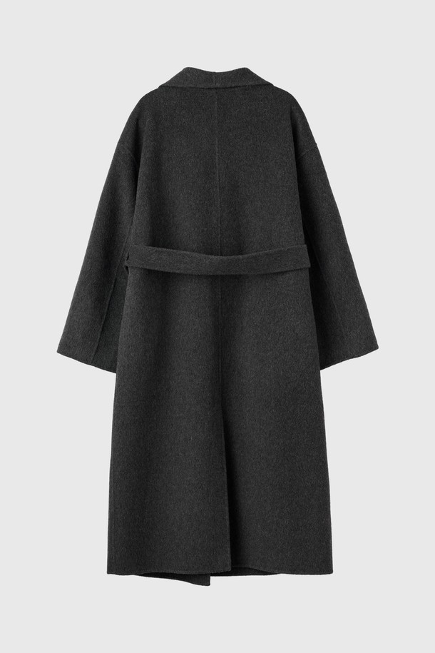 [25FW] WOMAN 핸드메이드 숄카라 롱코트 [2COL]는 부드러운 촉감의 울, 폴리에스테르, 나일론, 아크릴, 면 혼방 소재로 제작된 여성 롱코트입니다. 숄카라 디자인과 벨트 여밈 방식으로 클래식한 무드를 연출하며, 루즈핏으로 편안하게 착용할 수 있습니다. 브라운과 차콜 두 가지 컬러로 출시되었으며, 롱 기장과 두꺼운 두께감으로 봄, 겨울에 활용하기 좋습니다. 벨트 탈부착이 가능하며, 로고 각인 가죽 패치 디테일이 돋보입니다. 출근룩, 오피스룩, 모임룩 등 다양한 TPO에 클래식, 미니멀, 시크한 스타일로 연출해보세요.
