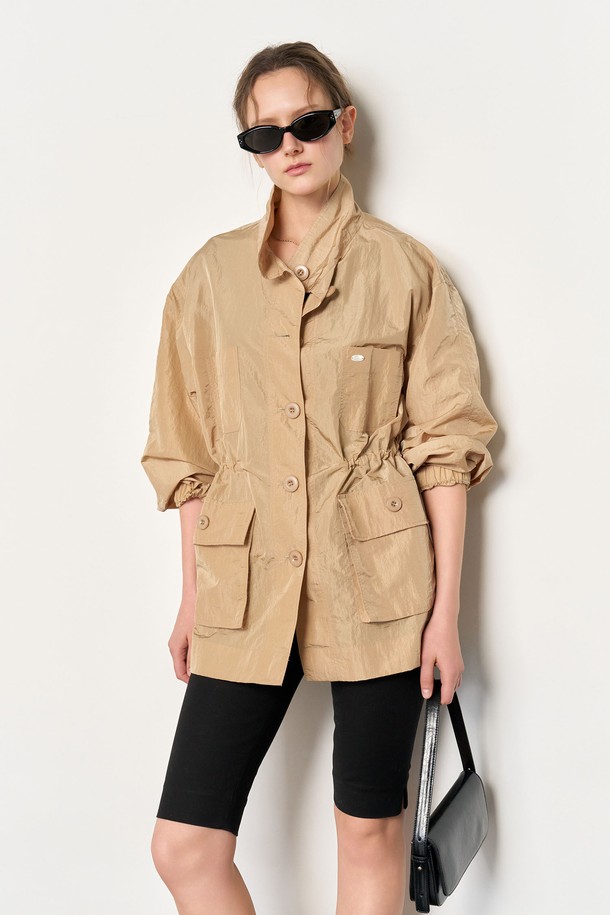 25SS 시즌 [WOMAN 글로시 페미닌 윈드브레이커]는 베이지 색상의 하프 기장 윈드브레이커입니다. 얇은 두께의 나일론 소재로 제작되었으며, 글로시한 원단감과 컬러 매칭 지퍼 디테일이 돋보입니다. 허리 스트링과 4개의 3D 포켓이 특징이며, 페미닌하고 클래식한 무드를 연출할 수 있는 여성용 아우터입니다.
