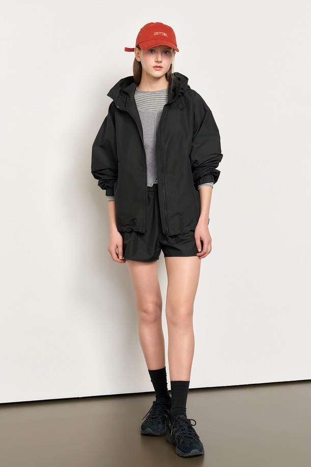 **[25SS] 우먼 패커블 윈드브레이커 세트 [블랙] / WBE1L55531SET**는 여성용 아우터 윈드브레이커 세트입니다. 봄, 가을에 착용하기 좋은 가볍고 부드러운 나일론 소재로 제작되었으며, 발수 기능을 갖춰 쾌적한 착용감을 제공합니다. 루즈핏에 집업 스타일로, 일상, 아웃도어 활동에 적합하며, 후드, 밑단, 허리 스트링 조절로 다양한 핏을 연출할 수 있습니다. 로고 패턴으로 스포티함과 캐주얼한 느낌을 동시에 선사하며, 수납용 파우치가 포함되어 휴대 및 보관이 용이합니다. 산책, 여행, 등산 등 다양한 TPO에 맞춰 스타일리시하게 연출할 수 있는 미니멀한 디자인의 윈드브레이커 세트입니다.
