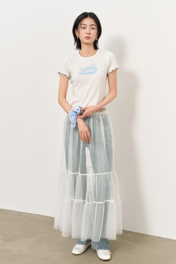 WOMAN 링클 볼륨 스크런치 [3COL]는 링클 원단을 사용하여 볼륨감 있는 디자인을 연출해 주는 여성 헤어 액세서리입니다. 신축성 좋은 밴드로 제작되어 편안한 착용감을 선사하며, 플라워 패턴과 진주, 레이스 장식이 더해져 러블리하고 페미닌한 무드를 자아냅니다. 봄, 여름 데이트룩, 카페룩, 봄 소풍룩에 로맨틱, 걸리시, 클래식 스타일을 더해 보세요. 화이트, 스카이블루, 블랙 세 가지 컬러로 출시되어 다양한 스타일에 매치하기 좋습니다. 소재는 폴리에스테르와 스판덱스를 사용하여 부드러운 착용감을 느낄 수 있습니다.
