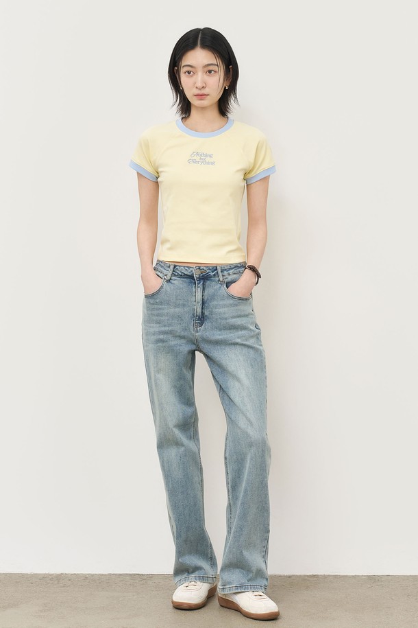 [25SS] WOMAN 래글런 크롭 링거 티셔츠 [LEMON]는 산뜻한 레몬 색상과 라이트 블루 색상으로 출시된 여성용 티셔츠입니다. 면과 스판덱스의 혼방 소재로 제작되어 신축성 있는 착용감을 제공하며, 캐주얼한 스타일을 연출합니다. 래글런 소매 디자인과 실버 로고 리벳 장식이 특징이며, 슬림핏 크롭 기장으로 트렌디함을 더했습니다. 봄, 여름 시즌에 적합하며, 라운드넥에 긴 소매 기장으로 편안하게 착용할 수 있습니다. 25SS 시즌의 자수 및 로고 패턴으로 포인트를 준 제품입니다.
