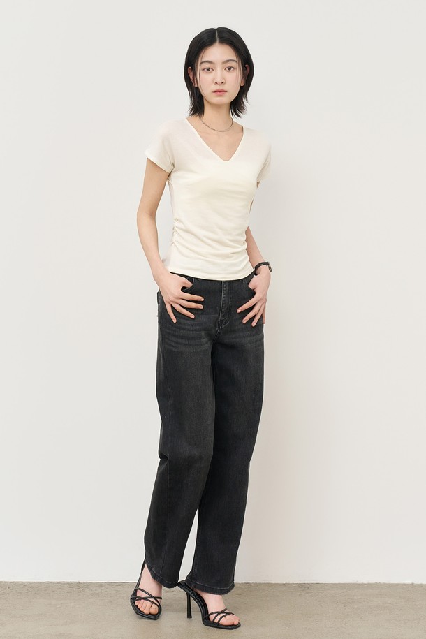 GENERAL IDEA - 반소매 티셔츠 - [25SS] WOMAN 아세테이트 브이넥 셔링 반팔티 [IVORY] / WBE2L01532