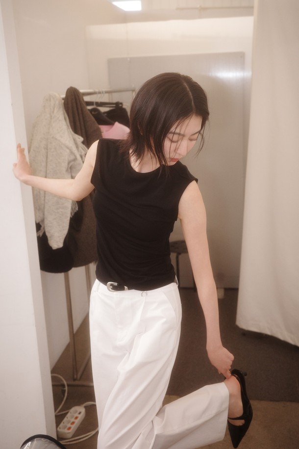GENERAL IDEA - 민소매티셔츠 - [25SS] WOMAN 아세테이트 크루넥 슬리브리스 [BLACK] / WBE2L01533