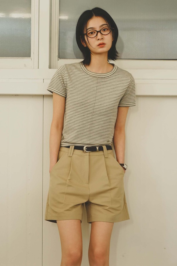 [25SS] WOMAN 코튼 핀턱 쇼츠 [BEIGE] (우먼 코튼 핀턱 쇼츠 [베이지])는 미니멀하고 클래식한 스타일의 여성용 쇼츠입니다. 부드러운 면 소재에 핀턱 디테일을 더해 세련된 실루엣을 연출하며, 얇은 두께감으로 봄, 여름 시즌에 시원하게 착용할 수 있습니다. 유니크한 벨트 고리와 뒤 포켓의 자개 로고 리벳이 포인트이며, 화이트 컬러는 약간의 비침이 있을 수 있습니다. 스탠다드핏으로 편안하게 착용 가능하며, 데이트룩, 카페룩, 쇼핑룩 등 다양한 TPO에 활용하기 좋습니다.
