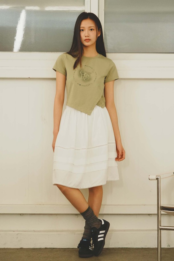 GENERAL IDEA - 반소매 티셔츠 - [25SS] WOMAN 언밸런스 실켓 스판 아트웍 반팔티 [LIGHT KHAKI] / WBE2L01540