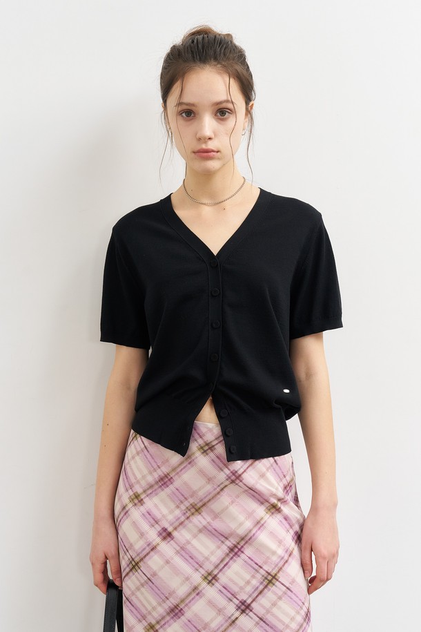 [25SS] WOMAN 텐셀 이지 하프 가디건 [블랙]은 부드러운 텐셀 소재로 제작되어 얇고 시원한 착용감을 선사합니다. 베이직한 디자인의 블랙 컬러 하프 기장 가디건으로, 봄, 여름 시즌 일상복으로 활용하기 좋습니다. 반소매 디자인과 레귤러 핏으로 편안하게 착용할 수 있으며, V넥 라인이 세련된 느낌을 더합니다. 미니멀, 캐주얼, 클래식 스타일을 모두 소화할 수 있는 이지웨어입니다.
