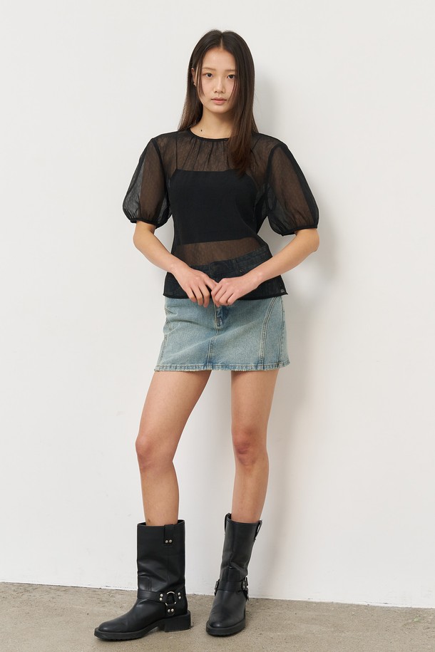 여성스러운 무드의 시스루 플라워 스카프 블라우스입니다. 얇고 부드러운 시폰 소재에 라운드넥 디자인으로, 봄과 여름에 시원하게 착용하기 좋습니다. 블랙 컬러에 플라워 디테일이 더해져 페미닌한 분위기를 연출하며, 데일리룩에 포인트를 더해줍니다.
