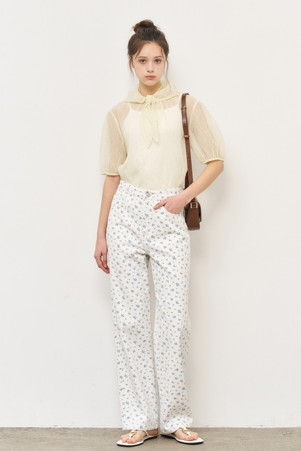 "WOMAN 시스루 플라워 스카프 블라우스"는 페미닌하고 엘레강스한 무드를 연출하는 여성 블라우스입니다. 은은하게 비치는 시스루 소재에 플라워 자카드 패턴이 더해져 로맨틱한 분위기를 자아내며, 스카프 세트와 루즈핏 디자인으로 편안하면서도 세련된 스타일을 완성합니다. 크림, 스카이블루, 블랙 3가지 컬러로 출시되었으며, 봄, 여름, 가을에 데일리하게 착용하기 좋습니다.
