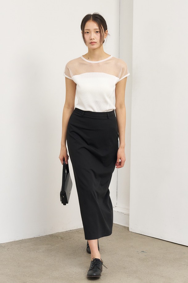 WOMAN 시스루 슬릿 니트 풀오버 [2COL]는 페미닌하고 모던한 스타일을 연출하는 여성 의류입니다. 얇은 두께감의 레이온, 폴리에스테르, 린넨 혼방 소재로 제작되어 부드러운 촉감을 선사하며, 시스루 디자인과 슬릿 디테일이 특징입니다. 민소매 디자인과 라운드넥으로 시원함을 더하고, 슬림핏으로 여성스러운 실루엣을 강조합니다. 데이트룩, 카페룩, 여행룩 등 다양한 TPO에 활용 가능하며, 미니멀, 로맨틱, 클래식 스타일을 즐기는 분들께 추천합니다. 블랙과 화이트 두 가지 색상으로 만나보세요.
