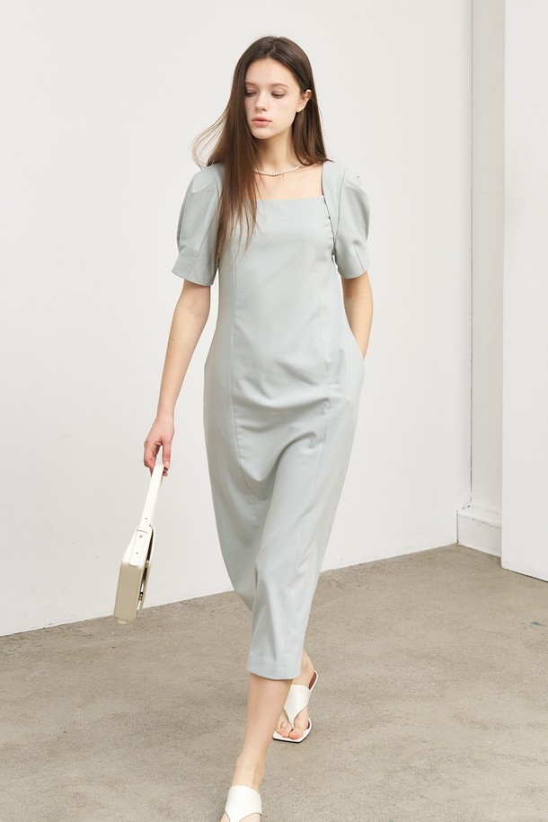 WOMAN 볼레로 슬리브 롱 원피스 [2COL]는 여성 고객을 위한 클래식하고 포멀한 스타일의 롱 원피스입니다. 봄, 여름 시즌에 어울리는 민트, 블랙 두 가지 색상으로 제공되며, 슬림핏과 스퀘어넥 디자인이 특징입니다. 볼륨 슬리브와 슬림 허리 라인이 여성스러운 실루엣을 연출하며, 데이트룩, 모임룩, 카페룩 등 다양한 TPO에 적합합니다. 신축성 있는 폴리에스테르와 폴리우레탄 혼방 소재로 편안한 착용감을 선사하며, 백 슬릿 디테일이 활동성을 더합니다.
