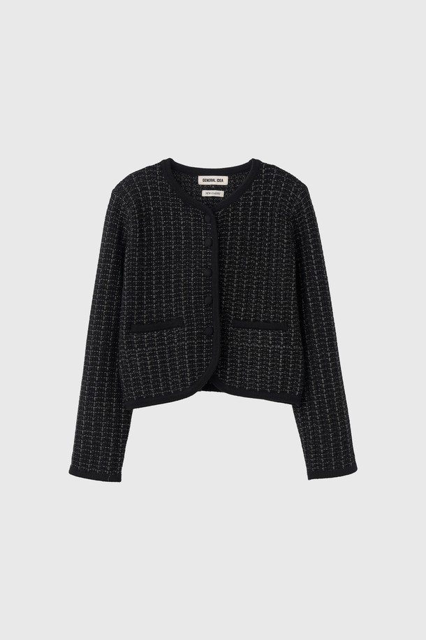 25FW WOMAN 뉴클래식 트위드 재킷은 가을과 겨울 시즌, 여성 고객을 위해 디자인된 클래식하고 우아한 무드의 아우터입니다. 블랙 컬러의 트위드 소재로 제작되었으며, 크롭 기장과 싱글 버튼 여밈, 레귤러 핏으로 세련된 실루엣을 연출합니다. 칼라 디테일이 특징이며, 데이트룩, 오피스룩, 모임룩 등 다양한 TPO에 활용 가능합니다. 미니멀하고 시크한 스타일을 선호하는 고객에게 적합하며, 뻣뻣한 촉감과 두꺼운 두께감으로 고급스러운 분위기를 더합니다.
