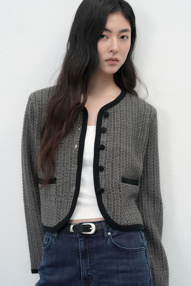 [25FW] WOMAN 뉴클래식 트위드 재킷은 여성스러운 라인을 살려주는 세미 크롭 기장의 클래식 트위드 재킷입니다. 차콜 블랙 컬러의 스탠다드핏으로, 봄, 가을, 겨울 시즌에 걸쳐 데이트룩, 오피스룩, 모임룩 등 다양한 TPO에 활용하기 좋습니다. 메탈 트위드 소재와 약간 두꺼운 두께감으로 탄탄한 촉감을 선사하며, 신축성 있는 소재로 편안한 착용감을 제공합니다. 긴 소매와 버튼 여밈 방식, 그리고 비침 없는 디자인으로 미니멀하면서도 시크한 스타일을 연출할 수 있습니다.
