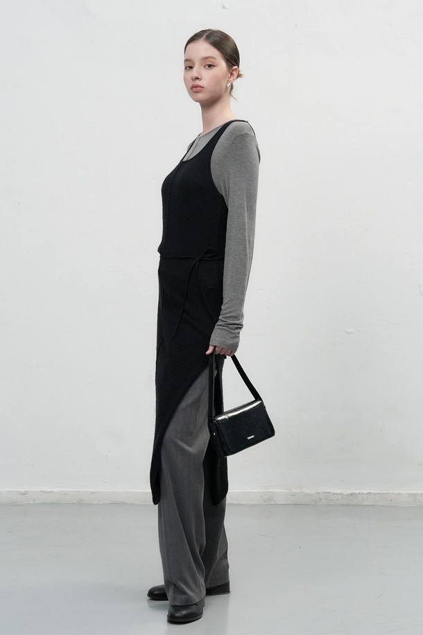 **[25FW] WOMAN 울 시스루 레이어드 원피스 [3COL]**

여성스러운 무드를 연출하는 울 시스루 레이어드 원피스입니다. 크림, 모카, 블랙 세 가지 색상으로 출시되었으며, 봄, 가을, 겨울에 입기 좋습니다. 얇은 두께감의 헤어리한 촉감과 시스루 소재가 특징이며, 뒤판 네크라인 자개 단추 디테일이 돋보입니다. 스탠다드핏으로 편안하게 착용 가능하며, 데이트룩, 모임룩, 카페룩 등 다양한 TPO에 활용할 수 있습니다. 클래식, 미니멀, 로맨틱 스타일을 즐겨 입는 고객에게 추천합니다.
