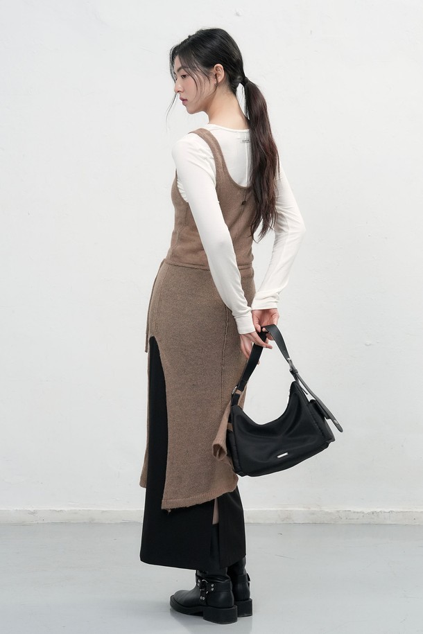 "[25FW] 우먼 울 시스루 레이어드 원피스 [3COL]"는 부드러운 울 소재로 제작된 여성용 레이어드 원피스입니다. 가을과 겨울에 어울리는 얇은 두께감과 긴 소매 기장으로, 시스루 디테일이 은은한 포인트를 더합니다. 미니멀하고 베이직한 스타일로, A라인 치마 핏과 라운드넥 디자인이 특징입니다. 브라운, 화이트, 블랙 세 가지 색상으로 출시되어, 겨울 데일리룩에 클래식한 무드를 연출하기 좋습니다. 루즈핏으로 편안하게 착용할 수 있으며, 부드러운 촉감이 특징입니다.
