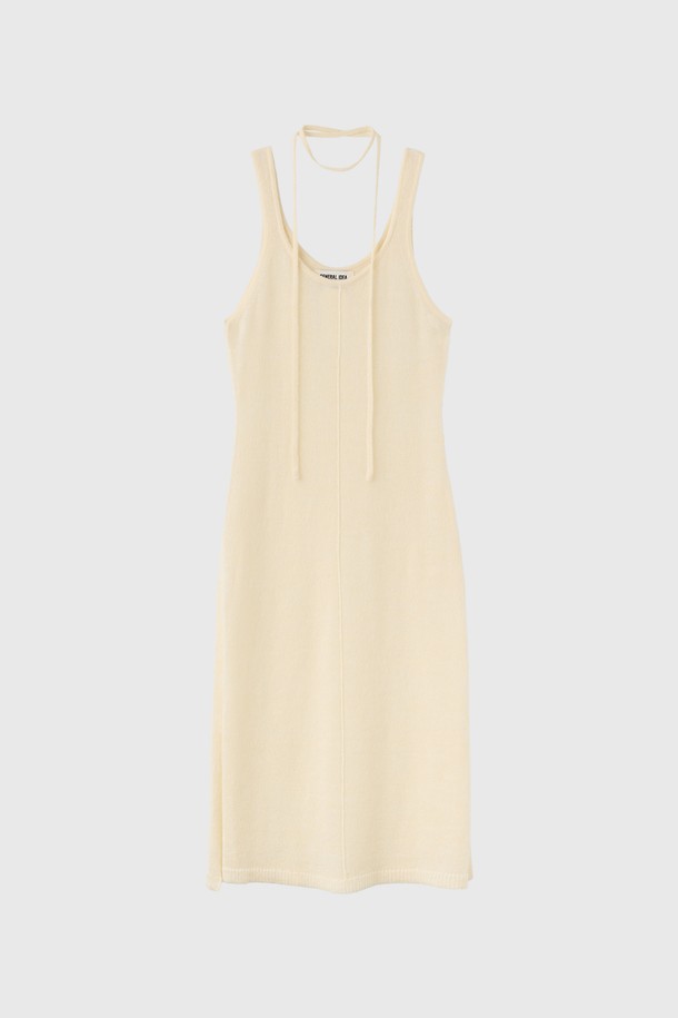 [25FW] 우먼 울 시스루 레이어드 원피스는 가을, 겨울 시즌을 위한 여성용 원피스입니다. 모던하고 미니멀한 스타일로, 일상, 데이트룩, 모임룩, 겨울 데일리룩에 모두 잘 어울립니다. 울 소재의 부드러운 촉감과 얇은 두께감, H라인의 레귤러핏으로 편안한 착용감을 선사합니다. 시스루 소재와 레이어드 디자인이 특징이며, 라운드넥과 긴소매로 클래식, 미니멀, 시크한 스타일을 연출할 수 있습니다. 3가지 색상으로 출시되었습니다.
