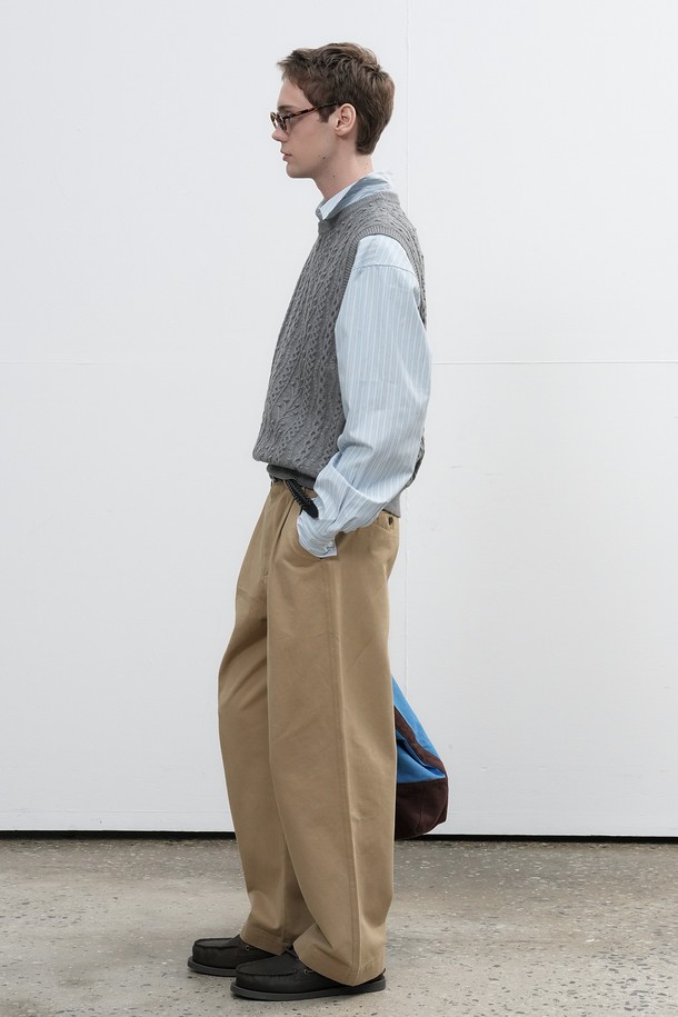 [25FW] MAN 클래식 크루넥 니트 베스트는 남성용 니트 베스트로, 가을과 겨울에 착용하기 좋습니다. 부드러운 울 소재에 클래식하고 베이직한 스타일을 더했으며, 두꺼운 두께감과 크루넥 디자인, 케이블 패턴으로 포인트를 주었습니다. 레귤러 핏으로 편안하게 착용 가능하며, 일상복으로 활용하기 좋습니다.
