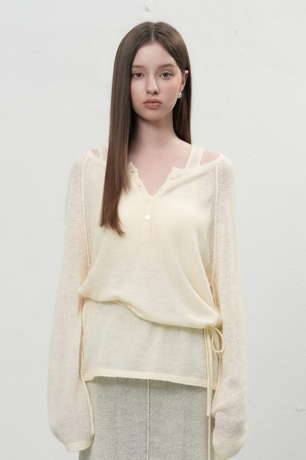 **[25FW] WOMAN 울 시스루 헨리넥 풀오버 [3COL]**

부드러운 촉감의 여성 울 시스루 헨리넥 풀오버입니다. 헤어리 울 블렌드 원사를 사용하여 포근함을 더했으며, 얇은 두께감과 반투명한 시스루 디자인으로 은은한 멋을 냅니다. 뒷목 쉘 버튼 디테일이 돋보이며, 신축성이 있어 편안한 착용감을 선사합니다. 봄, 가을, 겨울, 데이트룩, 카페룩, 겨울 데일리룩에 클래식, 미니멀, 캐주얼 스타일로 연출하기 좋습니다. 크림, 핑크, 블랙 세 가지 색상으로 만나보세요.
