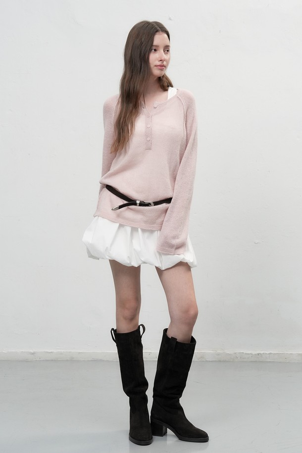 [25FW] WOMAN 울 시스루 헨리넥 풀오버 [3COL]는 여성스러운 실루엣을 연출하는 울 소재의 헨리넥 풀오버입니다. 가을, 겨울 시즌에 어울리는 얇은 두께감과 부드러운 촉감으로 편안한 착용감을 선사합니다. 시스루 디테일이 은은한 포인트를 더하며, 베이직하면서도 우아한 스타일을 연출합니다. 데이트룩과 겨울 데일리룩에 활용하기 좋으며, 클래식, 미니멀, 로맨틱 스타일을 즐겨 입는 분들께 추천합니다. 긴 소매와 레귤러 핏으로 다양한 하의와 매치하여 세련된 스타일링을 완성해보세요.
