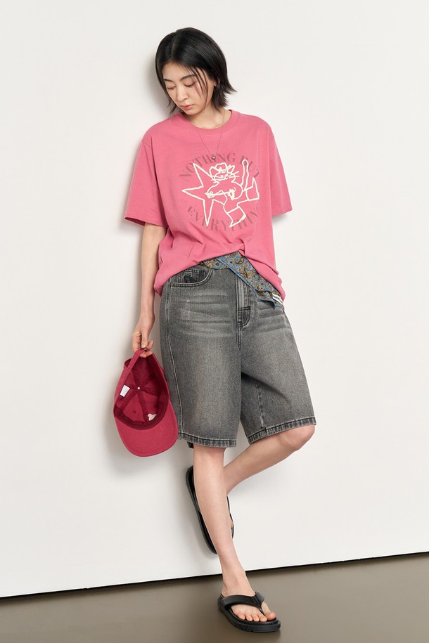 [25FW] WOMAN 와이드 버뮤다 데님 팬츠는 캐주얼한 스타일의 여성용 버뮤다 데님 팬츠입니다. 가을과 겨울에 적합하며, 무지 패턴의 와이드 핏으로 편안한 착용감을 제공합니다. 두꺼운 두께감과 뻣뻣한 촉감의 데님 소재로 제작되었으며, 워싱 가공을 더해 자연스러운 멋을 연출합니다. 가을 나들이룩 또는 겨울 데일리룩에 매치하여 미니멀하고 클래식한 스타일을 완성할 수 있습니다.
