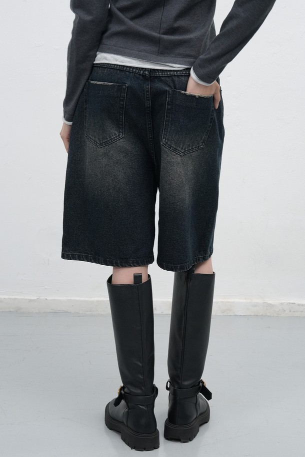 **[25FW] WOMAN 와이드 버뮤다 데님 팬츠 [3COL]**는 편안하고 시원한 여름 스타일을 위한 여성용 5부 데님 버뮤다 팬츠입니다. 캐주얼하고 미니멀한 스타일로, 일상생활과 가벼운 외출에 모두 잘 어울립니다. 워싱 디테일이 더해져 자연스러운 분위기를 자아내며, 와이드핏으로 편안한 착용감을 선사합니다. 블랙 컬러의 무지 디자인으로 어떤 상의와도 손쉽게 매치할 수 있으며, 동네 마실룩이나 쇼핑룩으로 활용하기 좋습니다. 데님 소재 특유의 내구성과 활동성이 돋보이는 아이템입니다.
