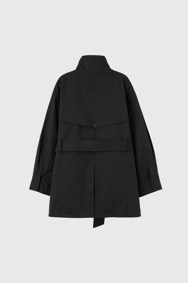 [25FW] WOMAN 하이넥 사파리 하프 재킷 [2COL]은 여성용 아우터로, 캐주얼하고 베이직한 스타일을 연출합니다. 봄, 가을에 착용하기 좋으며, 라이트 카키와 블랙 두 가지 색상으로 제공됩니다. 하이넥 칼라와 허리 벨트 디테일이 특징이며, 자켓 드레스 스타일링 또한 가능합니다. 힙을 덮는 하프 기장에 루즈핏으로 편안하게 착용할 수 있으며, 신축성 있는 면, 나일론 혼방 소재에 안감을 더해 스탠다드 두께감으로 제작되었습니다. 데이트룩, 봄 소풍룩에 적합한 미니멀, 클래식 스타일의 사파리 재킷입니다.
