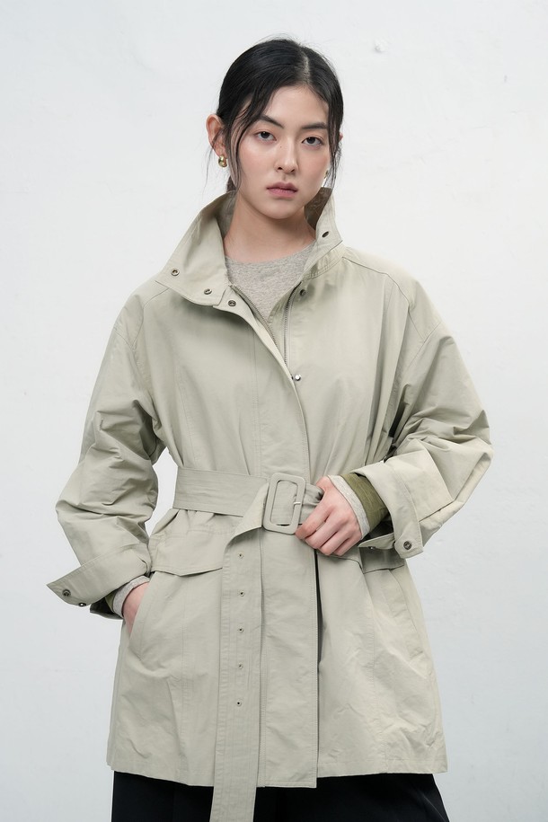 **[25FW] WOMAN 하이넥 사파리 하프 재킷 [2COL]**

가을, 봄 시즌에 어울리는 여성용 하프 기장의 사파리 재킷입니다. 라이트 카키와 블랙 두 가지 색상으로 출시되어 다양한 코디에 활용하기 좋습니다. 하이넥 칼라와 허리 디테일이 돋보이며, 벨트 스타일링으로 허리 라인을 강조할 수 있습니다. 힙을 덮는 기장감과 안감 처리로 편안하면서도 스타일리시하게 연출 가능하며, 캐주얼, 미니멀, 클래식 스타일을 모두 소화할 수 있습니다. 일상, 산책, 가을 나들이 등 다양한 TPO에 적합합니다.
