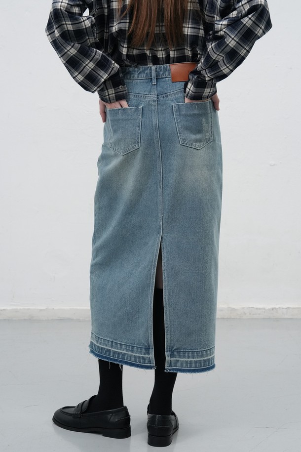 [25FW] WOMAN 워싱 데님 롱 스커트 [2COL]는 가을, 겨울 시즌을 위한 여성 롱 스커트입니다. 데님 소재에 워싱 디테일을 더해 캐주얼하고 베이직한 스타일을 연출하며, H라인 핏으로 레귤러핏을 제공합니다. 두꺼운 두께감과 뻣뻣한 촉감으로 안정감 있는 착용감을 선사하며, 데이트룩이나 겨울 데일리룩에 활용하기 좋습니다. 미니멀한 스타일을 선호하는 분들께 추천합니다.
