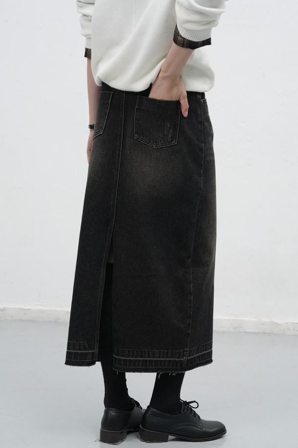 [25FW] 우먼 워싱 데님 롱 스커트 [2COL]는 캐주얼하고 베이직한 스타일의 여성용 데님 롱 스커트입니다. 블루, 브라운 두 가지 색상으로 제공되며, 사계절 내내 활용 가능합니다. 면, 레이온, 폴리에스테르 혼방 소재로 제작되어 뻣뻣한 촉감을 가지며, 스트레이트 핏과 워싱 처리로 자연스러운 멋을 더했습니다. 백 슬릿, 로고 코튼 버튼, 가죽 텍스처 디테일이 특징이며, 동네 마실룩이나 여행룩에 적합합니다.
