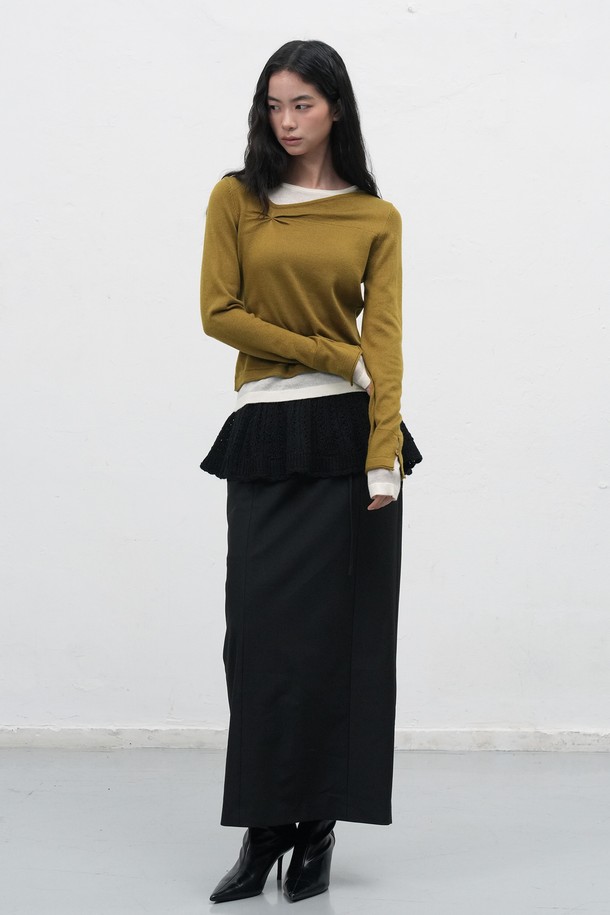 [25FW] WOMAN 스캘럽 미니 레이어드 스커트 [2COL]는 페미닌한 무드를 연출하는 여성용 미니스커트입니다. 아이보리(Ivory)와 블랙(Black) 두 가지 색상으로 출시되었으며, 봄, 가을, 겨울 계절에 착용하기 좋습니다. 얇은 두께감의 플레어 핏 레이어드 치마로, 부드러운 촉감과 경량 소재가 특징입니다. 프리미엄 수공 자수 디테일과 신축성 있는 밴딩 허리, 비침 방지 기능으로 편안함과 스타일을 동시에 잡았습니다. 데이트룩, 카페룩, 모임룩 등 다양한 TPO에 클래식, 미니멀, 로맨틱 스타일로 연출할 수 있습니다.
