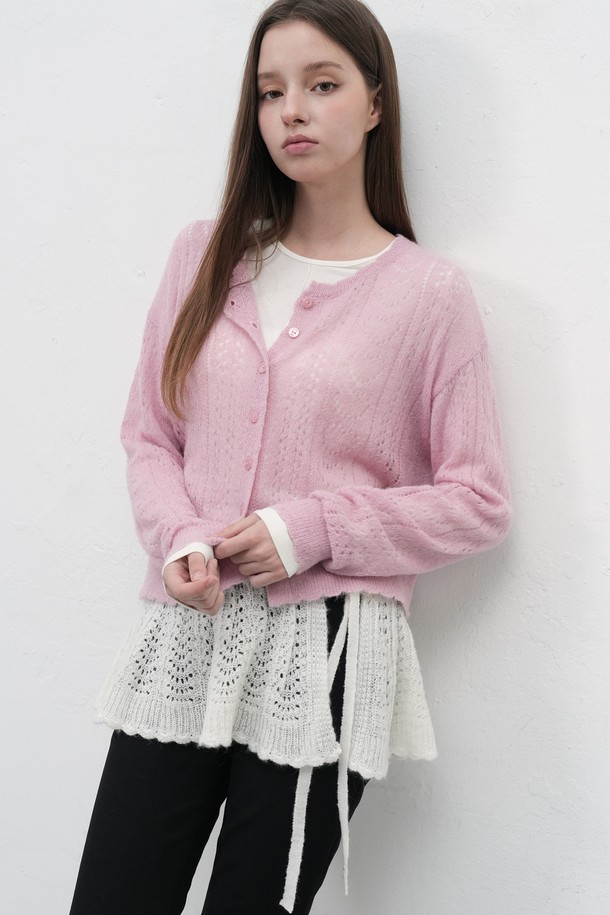 [25FW] WOMAN 스캘럽 미니 레이어드 스커트 [2COL]는 페미닌한 무드의 여성 미니스커트입니다. 아이보리, 블랙 두 가지 색상으로 출시되었으며, 봄, 가을, 겨울 계절에 착용하기 좋습니다. 아크릴, 나일론, 울, 모헤어 혼방 소재로 제작되어 부드러운 촉감을 선사하며, 루즈핏 플레어 실루엣과 스캘럽 패턴, 레이어드 디자인이 특징입니다. 프리미엄 수공예 자수 디테일과 옆면 스트랩, 밴딩 허리, 신축성 있는 소재로 편안함과 세련된 스타일을 동시에 만족시킵니다. 데이트룩, 카페룩, 모임룩 등 다양한 TPO에 클래식, 미니멀, 로맨틱 스타일로 연출해보세요.
