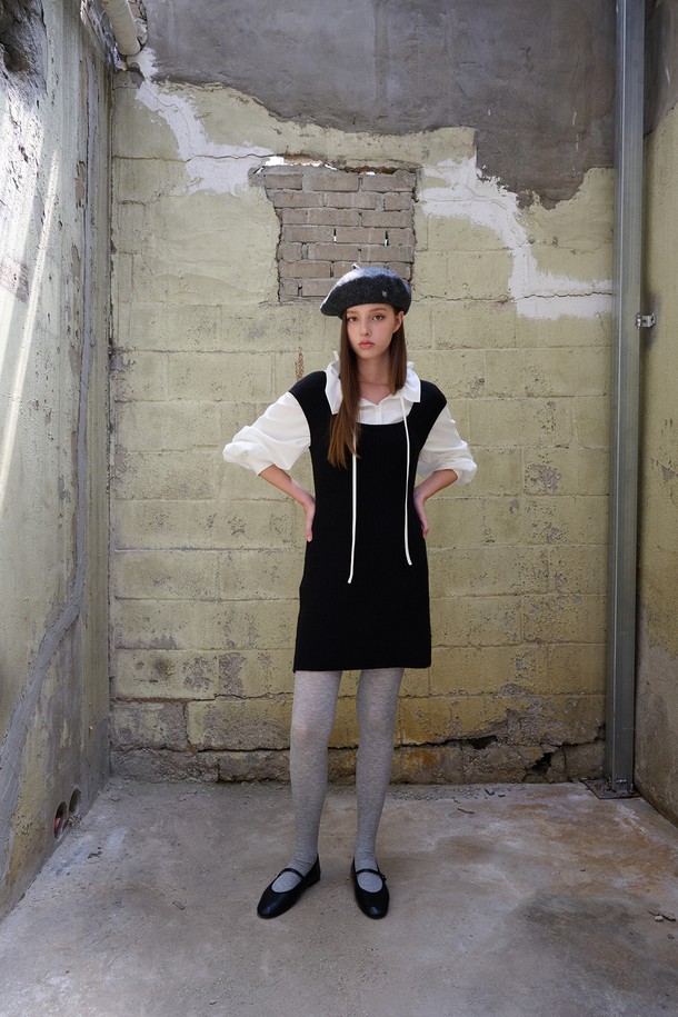 **[25FW] WOMAN 스퀘어넥 니트 미니 원피스 [2COL]**

미니멀하고 베이직한 스타일의 여성 니트 미니 원피스입니다. 차콜 블랙 두 가지 색상으로 출시되었으며, 봄, 가을, 겨울 계절에 착용하기 좋습니다. 슬림핏 디자인에 골지 패턴으로 세련된 실루엣을 연출하며, 신축성 있는 아크릴, 나일론 혼방 소재로 편안한 착용감을 제공합니다. 스퀘어넥 라인과 긴 소매, 약간 두께감 있는 소재가 특징이며, 데이트룩, 겨울 데일리룩, 모임룩 등 다양한 TPO에 활용 가능합니다. 벌룬 슬리브 루즈핏 가디건과 세트로 시크하게 연출할 수도 있습니다.
