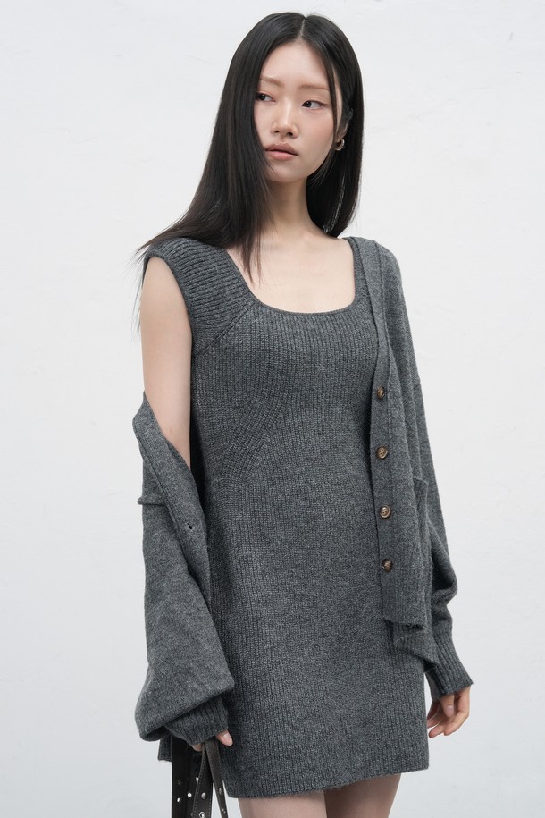 [25FW] WOMAN 스퀘어넥 니트 미니 원피스는 여성스러운 실루엣을 연출하는 니트 미니 원피스입니다. 부드러운 촉감의 니트 소재로 제작되었으며, 가을, 겨울 시즌에 따뜻하게 착용할 수 있습니다. 미니멀하고 베이직한 디자인으로, 데이트룩, 겨울 데일리룩, 카페룩 등 다양한 TPO에 활용하기 좋습니다. 슬림핏 스퀘어넥 디자인과 무지 패턴이 어우러져 클래식하고 시크한 스타일을 완성합니다. 블랙과 그레이, 두 가지 컬러로 출시되어 폭넓은 선택이 가능합니다.
