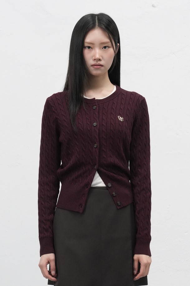 **[25FW] WOMAN GNRL 시그니처 슈퍼파인 울 케이블 가디건 [5COL] / WBD3L04505**

부드러운 촉감의 [25FW] WOMAN GNRL 시그니처 슈퍼파인 울 케이블 가디건입니다. 슈퍼파인 울 소재를 사용하여 보온성과 착용감이 뛰어나며, 라운드 넥 디자인과 레귤러핏으로 편안하게 착용할 수 있습니다. 베이직한 스타일의 케이블 패턴 가디건으로, 데이트룩, 겨울 데일리룩 등 다양한 TPO에 활용하기 좋습니다. 버건디, 네이비, 카키, 차콜 등 4가지 컬러로 출시되었으며, 로고 엠보싱 버튼 디테일과 신축성 있는 소재로 활동성을 더했습니다. 긴 소매 기장과 스탠다드 두께감으로 간절기부터 겨울까지 따뜻하게 입을 수 있습니다.
