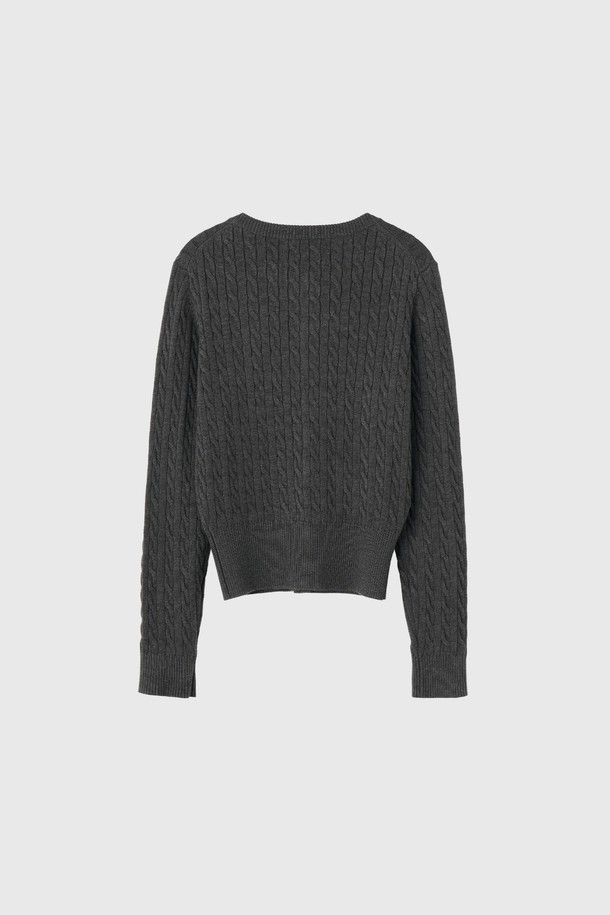 [25FW] WOMAN GNRL 시그니처 슈퍼파인 울 케이블 가디건 [5COL]은 베이직하고 클래식한 스타일을 추구하는 여성 고객을 위한 가디건입니다. 슈퍼파인 울 소재를 사용하여 부드러운 촉감과 뛰어난 보온성을 자랑하며, 봄, 가을, 겨울 세 계절 모두 활용 가능합니다. 허리 라인을 살려주는 넓은 밑단 디자인과 시그니처 실루엣이 특징이며, 버건디, 네이비, 카키, 차콜, 블랙 5가지 다채로운 색상으로 만나보실 수 있습니다. 다크브라운 로고 각인 버튼이 포인트로 들어가 고급스러운 분위기를 더하며, 출근룩이나 겨울 데일리룩에 활용하기 좋습니다.
