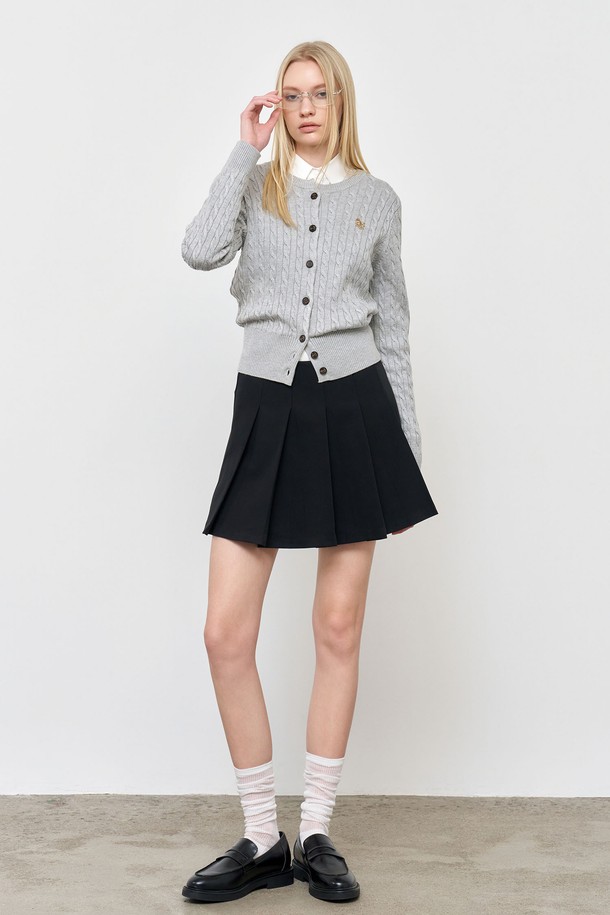 **[25FW] WOMAN GNRL 시그니처 슈퍼파인 울 케이블 가디건 [5COL] / WBD3L04505**

우아함과 포근함을 동시에 선사하는 여성용 가디건입니다. 슈퍼파인 울 소재를 사용하여 부드러운 촉감과 보온성을 자랑하며, 베이직하면서도 클래식한 디자인으로 다양한 스타일을 연출할 수 있습니다. 라운드넥 디자인에 긴 소매 기장으로 제작되었으며, 허리 라인을 살려주는 레귤러핏 실루엣이 특징입니다. 버건디, 네이비, 카키, 차콜 등 4가지 컬러로 출시되어, 출근룩 또는 모임룩 등 TPO에 맞게 폭넓게 활용 가능합니다. 다크브라운 브랜드 버튼 디테일과 케이블 패턴이 돋보이는 시그니처 스타일의 가디건입니다.
