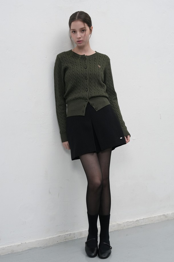 [25FW] WOMAN GNRL 시그니처 슈퍼파인 울 케이블 가디건 [5COL] / WBD3L04505는 여성들을 위한 상의, 가디건입니다. 봄, 가을, 겨울에 착용하기 좋으며, 베이직하고 클래식한 스타일을 연출합니다. 슈퍼파인 울 소재로 제작되어 부드러운 촉감과 신축성을 제공하며, 레귤러핏과 라운드넥 디자인으로 편안하게 착용할 수 있습니다. 허리 라인을 살려주는 실루엣과 다크브라운 브랜드 버튼 디테일이 돋보이며, 케이블 패턴과 4가지 다채로운 컬러(버건디, 네이비, 카키, 차콜)로 만나볼 수 있습니다. 비침 걱정 없이 깔끔하게 착용 가능한 긴소매 기본 두께의 가디건입니다.
