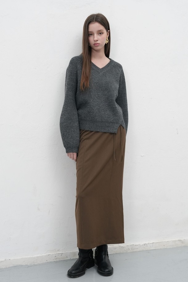 [25FW] WOMAN 브이넥 슬릿 하찌 니트 풀오버는 여성용 상의 니트/스웨터입니다. 아이보리, 차콜, 카키 3가지 색상으로 출시되었으며, 가을과 겨울에 따뜻하게 착용할 수 있습니다. 베이직한 스타일의 루즈핏으로, 두꺼운 두께감과 신축성 있는 소재로 편안한 착용감을 선사합니다. 비대칭 프론트 슬릿과 벌룬 소매, 브랜드 로고 디테일, 앞뒤 기장 차이 포인트가 돋보이며, 브이넥 라인으로 세련된 분위기를 더합니다. 겨울 데일리룩, 카페룩, 모임룩 등 다양한 TPO에 클래식, 미니멀, 캐주얼 스타일로 연출하기 좋습니다.
