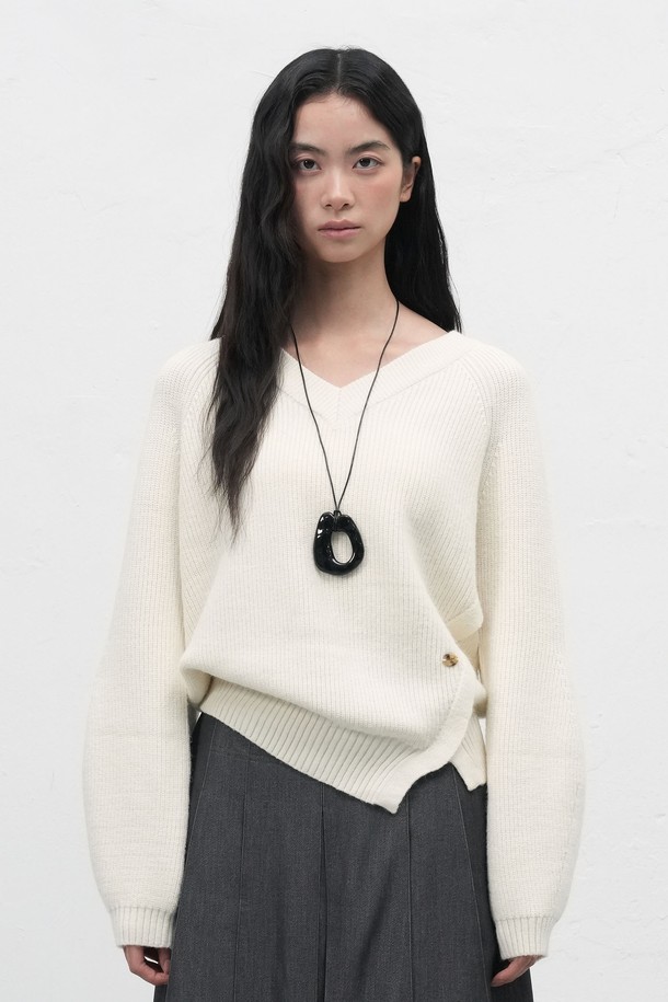 **[25FW] WOMAN 브이넥 슬릿 하찌 니트 풀오버 [3COL] /WBE3L05531**

부드러운 촉감의 여성용 브이넥 슬릿 하찌 니트 풀오버입니다. 가을과 겨울에 어울리는 두꺼운 두께감으로 따뜻하게 착용 가능하며, 루즈핏 디자인으로 편안한 착용감을 선사합니다. 아이보리, 차콜, 카키 3가지 색상으로 출시되었으며, 베이직한 스타일을 좋아하는 여성분들께 추천합니다. 비대칭 슬릿 디테일과 벌룬 소매, 하단 로고 디테일이 돋보이며, 신축성이 있어 활동성을 높였습니다. 겨울 데일리룩, 모임룩, 카페룩 등 다양한 TPO에 클래식, 미니멀, 캐주얼 스타일로 활용하기 좋습니다.
