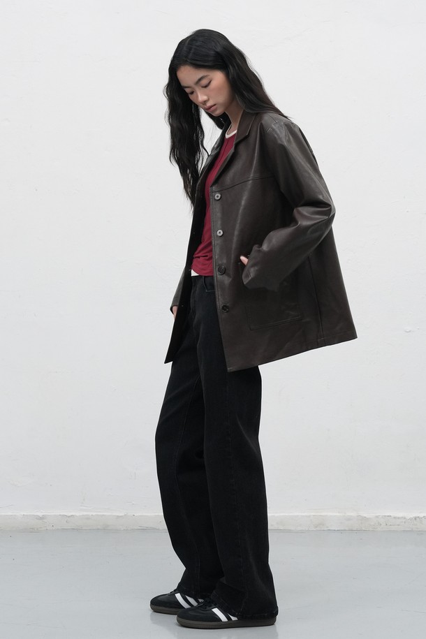 [25FW] WOMAN 부츠컷 워싱 데님 팬츠는 가을, 겨울 시즌을 위한 여성 데님 팬츠입니다. 캐주얼, 미니멀, 클래식 스타일을 모두 아우르는 디자인으로, 워싱 디테일이 돋보이는 레귤러핏 부츠컷이 특징입니다. 데님 소재 특유의 편안한 착용감과 무지 디자인으로 다양한 상의와 손쉽게 매치할 수 있습니다. 가을 나들이룩이나 겨울 데일리룩 등 폭넓은 TPO에 활용하여 스타일리시함을 더해보세요.
