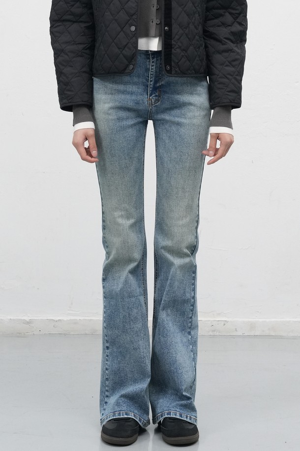 [25FW] WOMAN 부츠컷 워싱 데님팬츠 [3COL] / WBE3L11509는 여성 고객을 위한 베이직하고 캐주얼한 스타일의 데님 팬츠입니다. 봄, 가을, 겨울에 착용하기 좋으며, 라이트블루, 다크네이비, 블랙 세 가지 컬러로 제공됩니다. 부드러운 촉감의 면, 폴리에스테르, 폴리우레탄 혼방 소재로 제작되었으며, 신축성이 있어 편안한 착용감을 선사합니다. 빈티지 워싱 효과와 백 로고 패치 디테일이 특징이며, 슬림핏 부츠컷 디자인으로 다리가 길어 보이는 효과를 줍니다. 데이트룩, 쇼핑룩 등 다양한 TPO에 맞춰 캐주얼, 미니멀, 클래식 스타일을 연출할 수 있습니다.
