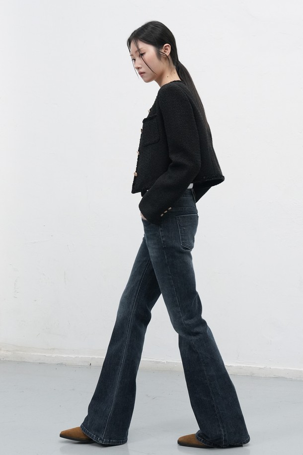 **[25FW] WOMAN 부츠컷 워싱 데님 팬츠 [3COL] / WBE3L11509**는 여성용 데님 팬츠로, 부츠컷 디자인과 빈티지 워싱이 돋보이는 제품입니다. 봄, 가을, 겨울 세 계절 모두 착용 가능하며, 캐주얼 및 베이직 스타일을 연출하기 좋습니다. Light Blue, Dark Navy, Black 세 가지 색상으로 출시되었으며, 슬림핏으로 다리 라인을 더욱 돋보이게 합니다. 면, 폴리에스테르, 폴리우레탄 혼방 소재로 제작되어 부드러운 촉감과 약간의 신축성을 제공합니다. 속기모 처리가 되어 있어 겨울철에도 따뜻하게 착용할 수 있으며, 데일리룩, 캐주얼, 클래식, 미니멀 스타일을 즐겨 입는 분들께 추천합니다.
